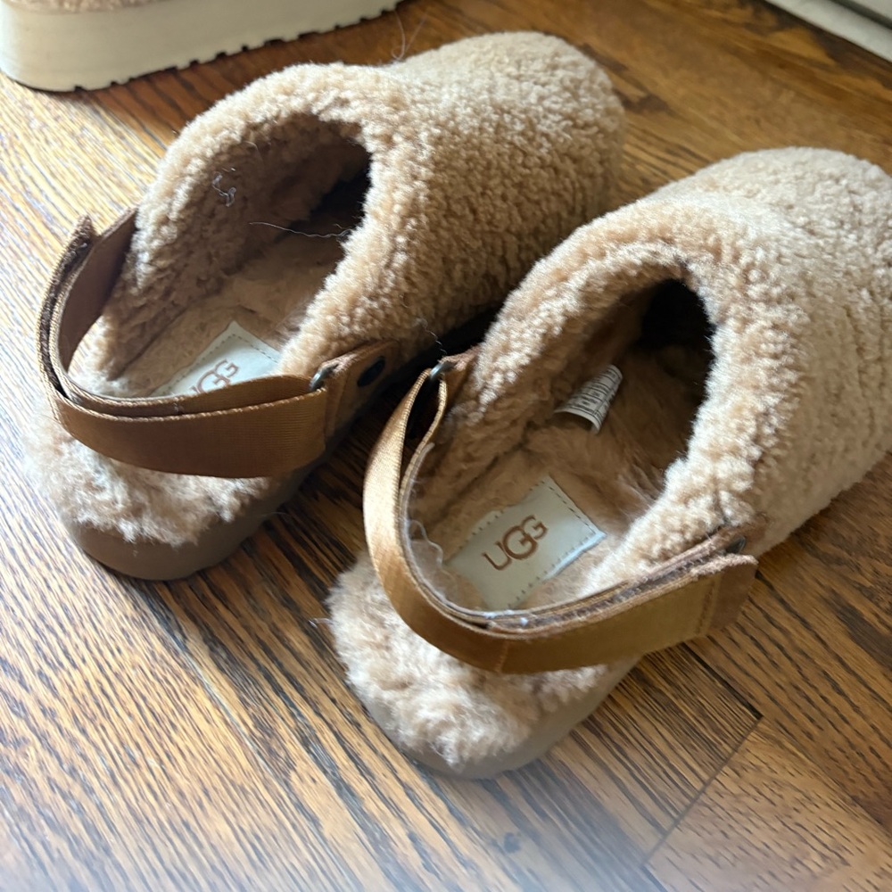 Ugg Lanah women’s clog. Brand new only wore once, too small. Size 7.